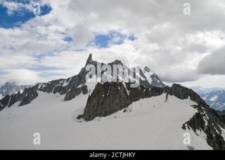 Vista panoramica sulla vetta del dente del Gigante (4014 m) con ghiacciaio perenne nel massiccio del Monte Bianco, Alpi, Courmayeur, Valle d'Aosta, Italia Foto Stock