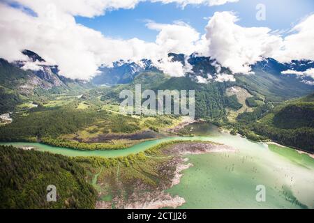 Vista aerea del fiume Stave che scorre nel lago Stave, Missione, a.C. Foto Stock