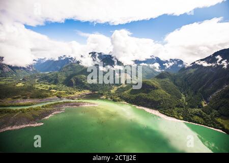 Vista aerea del fiume Stave che scorre nel lago Stave, Missione, a.C. Foto Stock