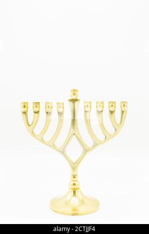 Full Shot of Gold Menorah su sfondo bianco Foto Stock