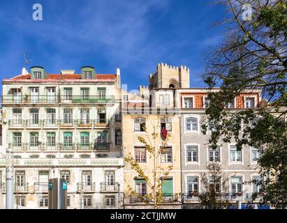 La colorata facciata di vecchi edifici residenziali tradizionali nel Città in centro adorato con piastrelle di ceramica chiamato Azulejos.Lisbon, Portogallo Foto Stock