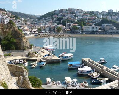 Città vecchia di Ulcinj, Montenegro. Piccolo porto panoramico per la barca. Paesaggio urbano. Spiaggia di sabbia città Mala Plaza. Costa mediterranea. Mare Adriatico. Foto Stock