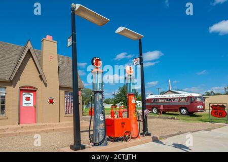 Texas, Hall County, Turchia, restaurata prima stazione Phillips 66 aperta nel Texas 1928, Bob Wills tour bus Foto Stock