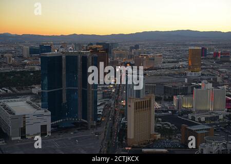 Hotel di lusso tra cui Wynn, Encore, Caesars Palace, Treasure Island di notte dalla cima della Stratosphere Tower a Las Vegas, Nevada, USA. Foto Stock