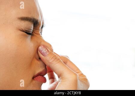 Cattivo odore, donna vicino al naso, alitosi concetto di assistenza sanitaria Foto Stock