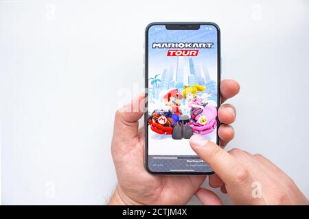 Calgary, Alberta, Canada. 23 settembre 2020. Una persona che sta per giocare a Nintendo MarioKart Tour su un iPhone 11 Pro Max. Foto Stock