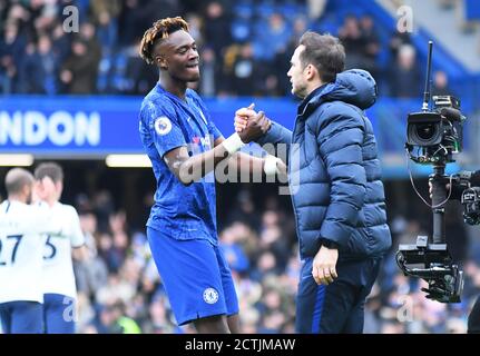 LONDRA, INGHILTERRA - 22 FEBBRAIO 2020: Tammy Abraham of Chelsea e il manager del Chelsea Frank Lampard hanno ritratto alla fine del gioco della Premier League 2019/20 tra il Chelsea FC e il Tottenham Hotspur FC a Stamford Bridge. Foto Stock