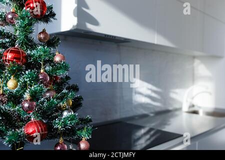 Albero di natale luci che riflettono da sfere di vetro Foto Stock