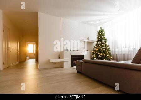 Albero di natale luci che riflettono da sfere di vetro Foto Stock