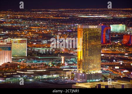 Hotel di lusso tra cui Wynn, Encore, Caesars Palace, Treasure Island e Trump Hotel di notte dalla cima della Stratosphere Tower a Las Vegas, Nevada Foto Stock