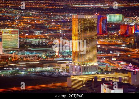 Hotel di lusso tra cui Wynn, Encore, Caesars Palace, Treasure Island e Trump Hotel di notte dalla cima della Stratosphere Tower a Las Vegas, Nevada Foto Stock