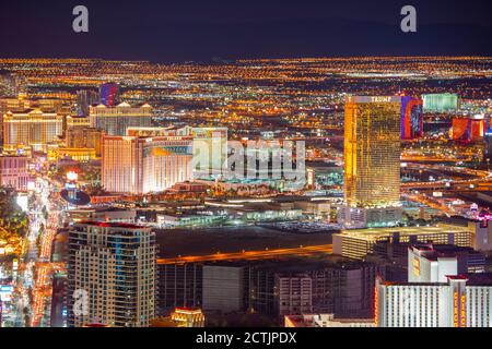 Hotel di lusso tra cui Wynn, Encore, Caesars Palace, Treasure Island e Trump Hotel di notte dalla cima della Stratosphere Tower a Las Vegas, Nevada Foto Stock