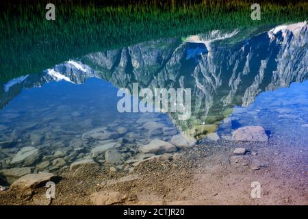 Riflessione astratta delle montagne dei laghi di Waterfowl sulla Icefields Parkway nel Parco Nazionale di Banff, Alberta, Canada