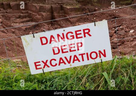 Cartello di avvertenza Danger Deep Excavation presso Marshalls St Bees Quarry, St Bees, Cumbria, Inghilterra, Regno Unito Foto Stock