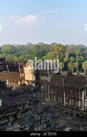 I tetti di Angkor Wat dalla cima del tempio con la foresta pluviale cambogiana sullo sfondo. SIEM Reap, Cambogia Foto Stock