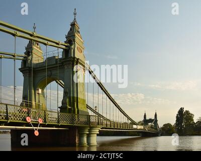 Il ponte Hammersmith è chiuso ai pedoni e al traffico fluviale. Ponte sospeso vittoriano che attraversa il Tamigi, Londra Foto Stock