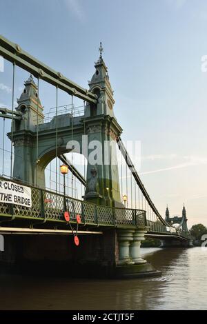 Il ponte Hammersmith è chiuso ai pedoni e al traffico fluviale. Ponte sospeso vittoriano che attraversa il Tamigi, Londra Foto Stock