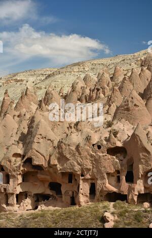 cave dimore e camini di fata in Zelve Open-Air Museum, Cappadocia, Turchia Foto Stock