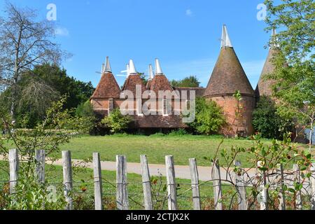 Oast casa in Kent è forno indipendente con un camera in pressione azionata da carbone a livello del suolo e superiore pavimento di asciugatura per luppolo utilizzato nella produzione di birra Foto Stock