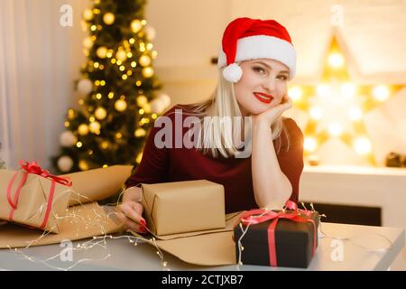 Primo piano sul tavolo dove donna fare le decorazioni di Natale. Vista superiore Foto Stock