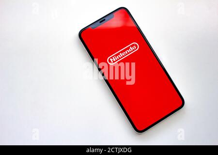 Calgary, Alberta, Canada. 23 settembre 2020. Un iPhone 11 Pro Max con il logo Nintendo sullo schermo. Foto Stock