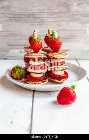 Piatto di mini frittelle con fragole e banane Foto Stock
