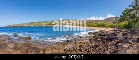 Una vista panarama della spiaggia dorata e delle palme all'Hulopo'e Beach Park, e il resort Four Seasons a Manele Bay, Lanai Island, Hawaii, USA. FIV Foto Stock