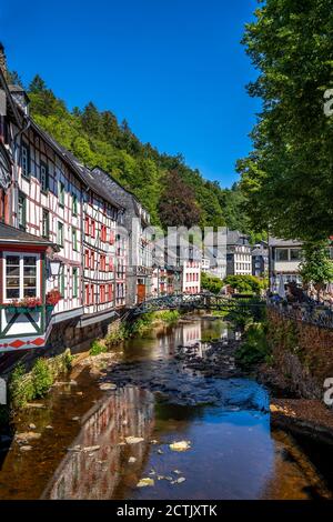 Germania, Nord Reno-Westfalia, Monschau, case a graticcio lungo il fiume Rur Foto Stock