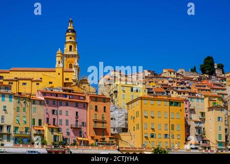 Francia, Provenza-Alpi-Costa Azzurra, Menton, Case di città che circondano la Basilica di Saint-Michel-Archange Foto Stock