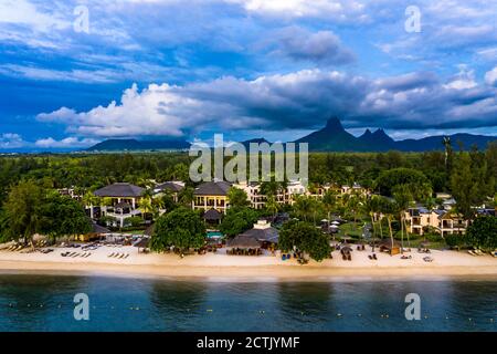 Mauritius, Fiume Nero, Flic-en-Flac, panorama in elicottero del villaggio costiero in estate Foto Stock