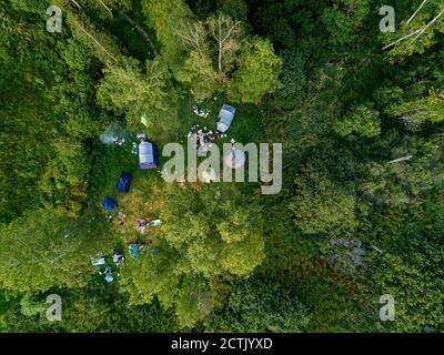 Vista aerea delle tende sulla riva verde di Torbeyevskoye lago Foto Stock