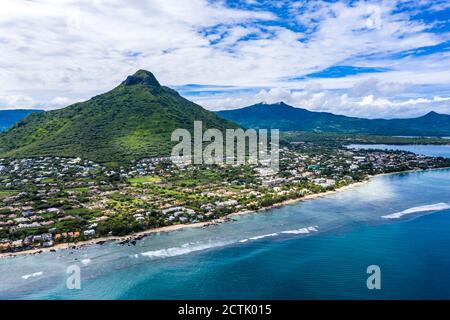 Mauritius, Fiume Nero, Tamarin, Vista in elicottero del villaggio costiero con la montagna Tourelle du Tamarin sullo sfondo Foto Stock