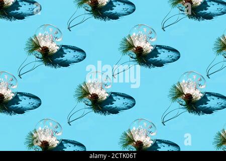 Modello di ornamenti natalizi su sfondo blu Foto Stock