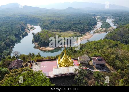 Myanmar, Stato Mon, Kyaing Ywar, veduta aerea del tempio buddista sulla riva del fiume Ye Foto Stock