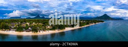 Mauritius, Fiume Nero, Flic-en-Flac, panorama in elicottero del villaggio costiero in estate Foto Stock