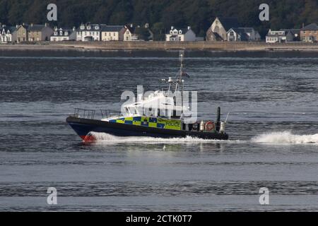 MDP barra, un lancio di classe insulare gestito dalla polizia del Ministero della Difesa, funge da scorta per un sottomarino di classe astuta gestito dalla Royal Navy, mentre il sommergibile si dirige verso il Firth of Clyde, poco dopo aver lasciato la sua base di Faslane. Foto Stock