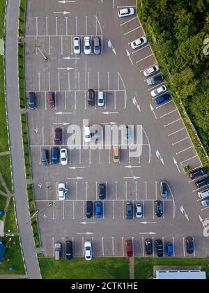 Vista aerea delle auto parcheggiate nel parcheggio esterno Foto Stock
