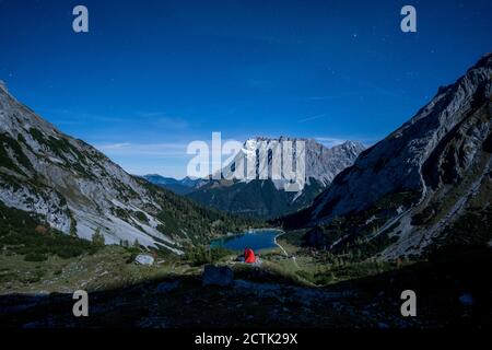 Tenda ambrata in valle di montagna al crepuscolo con Seebensee in sfondo Foto Stock