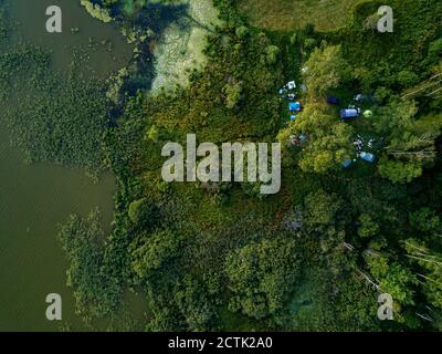 Vista aerea delle tende sulla riva verde di Torbeyevskoye lago Foto Stock