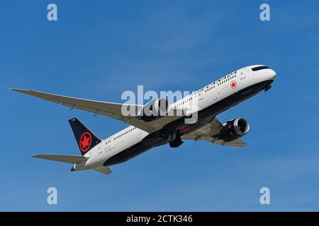 Air Canada Plane Boeing 787-9 Dreamliner Airborne dopo il decollo dall'Aeroporto Internazionale di Vancouver. Foto Stock