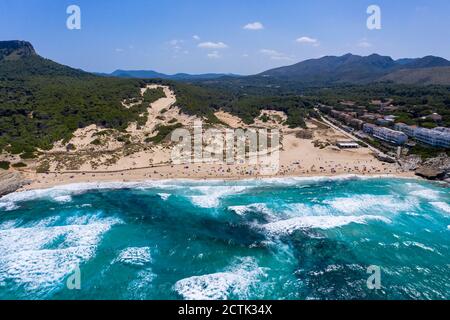 Spagna, Maiorca, Cala Mesquida, veduta aerea della spiaggia di Cala Agulla in estate Foto Stock