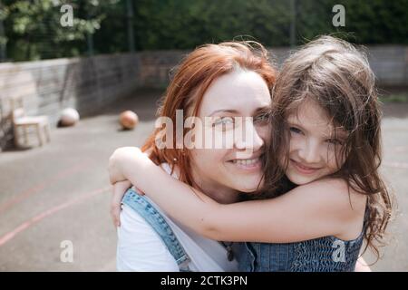 Madre e figlia trascorrono il tempo libero insieme nel cortile posteriore Foto Stock