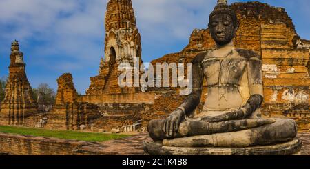 Thailandia, Ayutthaya, la statua di Buddha meditante intemperie al tempio di Wat Mahathat Foto Stock