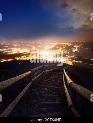 Svizzera, Cantone di Lucerna, Lucerna, scalinata sulla cima del Pilato al crepuscolo con la città illuminata sullo sfondo Foto Stock