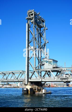 PORTSMOUTH, New Hampshire – 6 AGOSTO 2020- Vista del monumento commemorativo della prima Guerra Mondiale attraverso il fiume Piscataqua tra Portsmouth, New Hampshire e Kitte Foto Stock