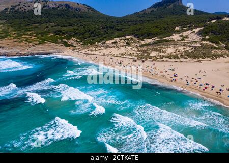 Spagna, Maiorca, Cala Mesquida, veduta aerea della spiaggia di Cala Agulla in estate Foto Stock