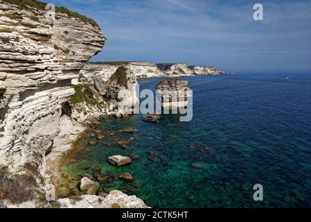 Francia, Corse-du-Sud, Bonifacio, vista panoramica delle scogliere costiere di gesso Foto Stock