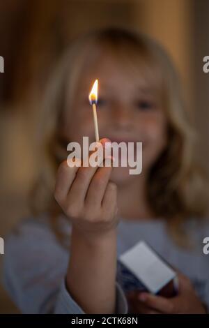 Bambina che gioca con matchstick Foto Stock