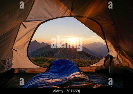 Tenda ambrata nelle Alpi di Allgau al tramonto con Sulzspitze in sfondo Foto Stock