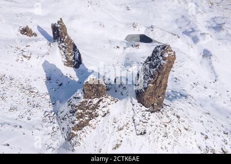 Regno Unito, Scozia, drone vista di Old Man of Storr in inverno Foto Stock